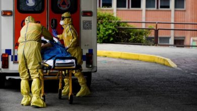 اسعاف وشخص مريض بكورونا