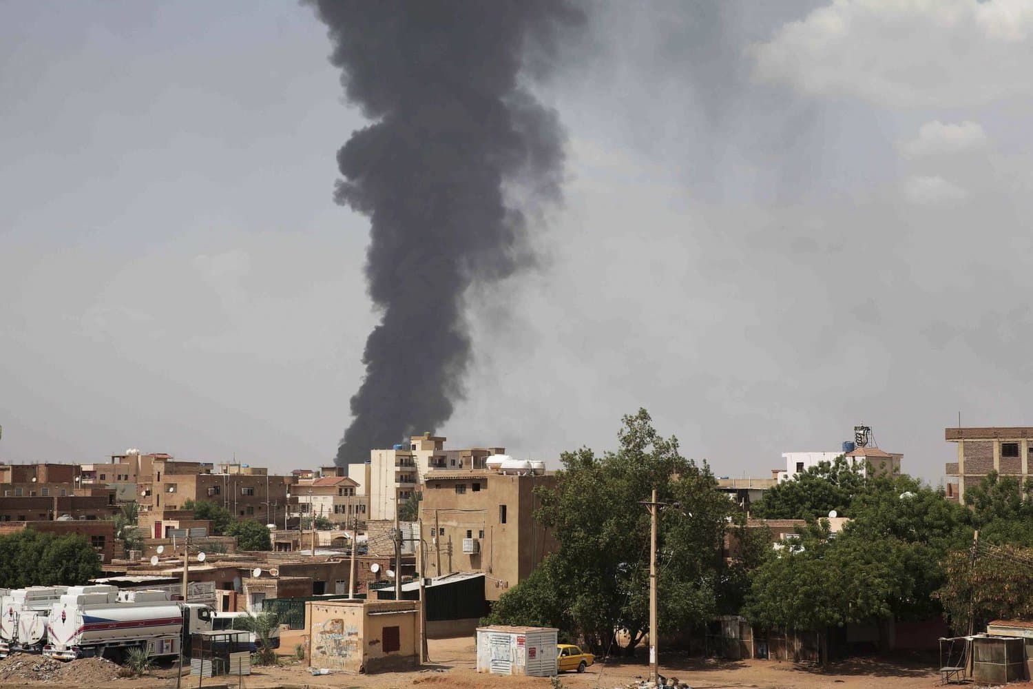 الجيش السوداني يقصف الخرطوم براً وجواً.. و260 قتيلاً في الفاشر