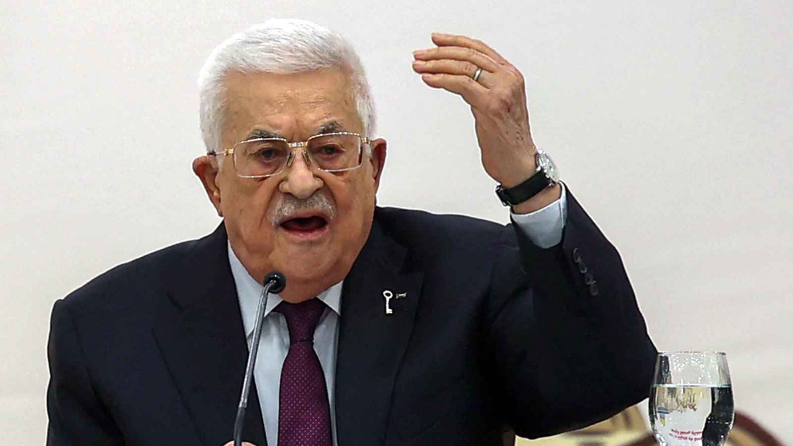التوجه شرقاً ورفض إملاءات الغرب.. رسائل سياسية وراء حضور عبّاس احتفالات عيد النصر بموسكو